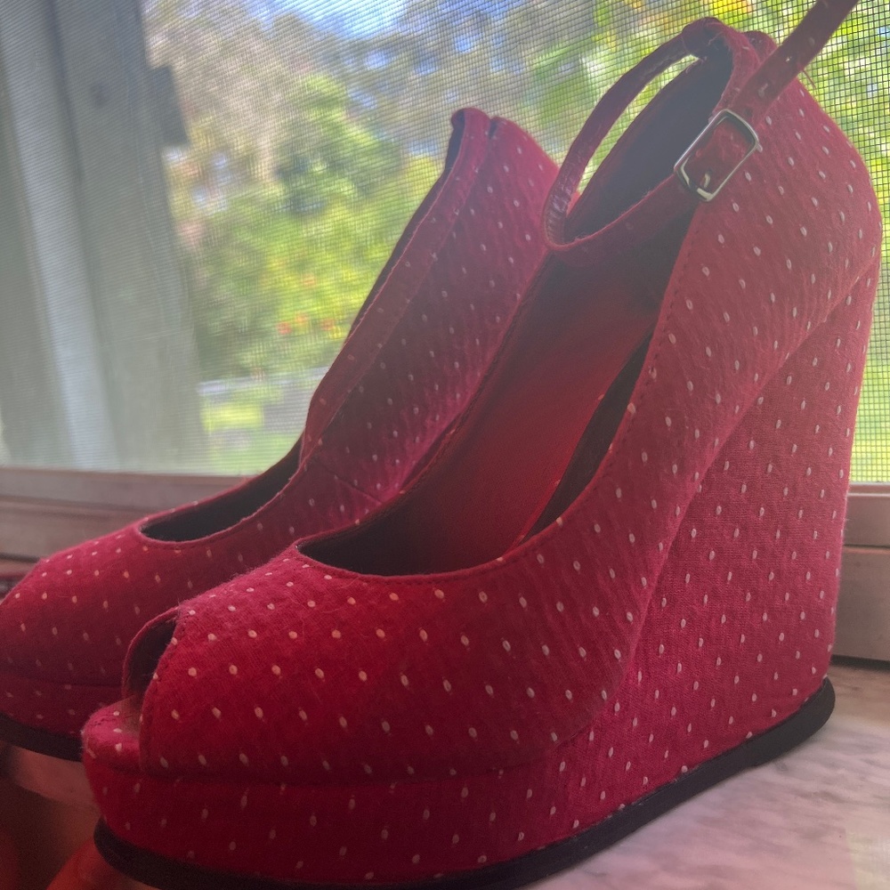 Red peep toe pin up wedges / pumps 7.5